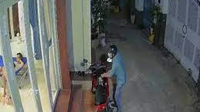 Clip: Mải xem tivi, thanh niên bị trộm xe ngay trước mặt