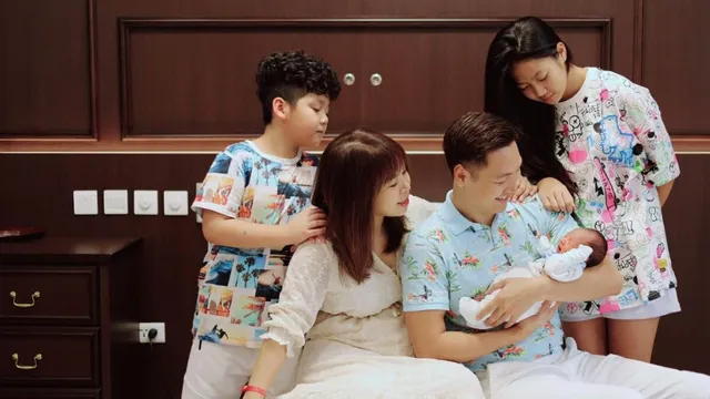 Quý tử thứ 3 nhà Mạnh Trường nhặt hết nét đẹp của bố mẹ, netizen tấm tắc khen địch thị là soái ca nhí