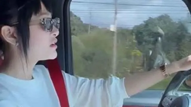 Hiền Hồ lộ diện với visual khác lạ trong 'xế hộp' tiền tỷ, tự tin vừa lái xe vừa hát