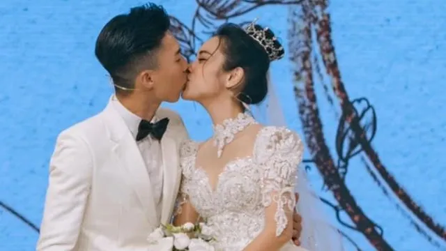 O Sen Ngọc Mai xúc động khi được ông xã cầu hôn sau 8 năm chờ đợi