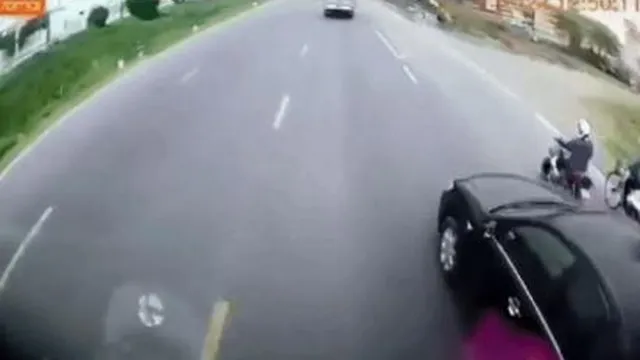 Clip: Xe con vượt ẩu rơi vào điểm mù bị hai xe container húc liên tiếp