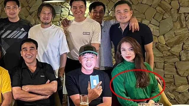 Trương Ngọc Ánh bị nghi 'thả rông' khi dự tiệc hội ngộ cùng dàn diễn viên 'Đồng Tiền Xương Máu'