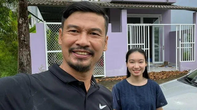 Cưới vợ kém 26 tuổi chưa đầy một năm, Tiết Cương thông báo tin vui, còn khoe luôn nhắn sắc bà xã