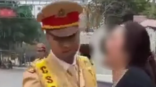 Tạm giữ hình sự người phụ nữ lăng mạ CSGT, đòi 'hôn em từ giờ cho đến chết'