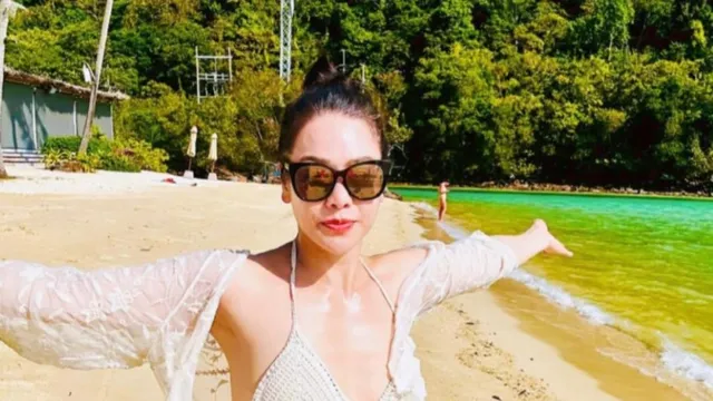 Nhật Kim Anh tự tin diện bikini, khoe body 'đồng hồ cát' trên bãi biển