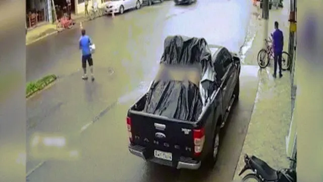 Clip: Đỉnh cao "Lăng ba vi bộ" thoát nạn trong tích tắc