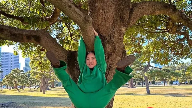 MC Cát Tường nói gì khi bị chỉ trích tạo dáng chụp ảnh 'banh chân' kém duyên