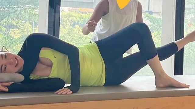 Mẹ bầu Minh Hằng tập yoga cũng xinh, 'cân' đẹp động tác khó