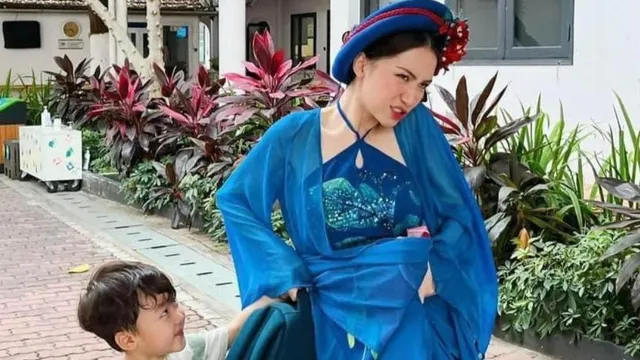 'Thị Mầu' Hoà Minzy đi đón con nhưng nó lạ lắm, quý tử ngơ ngác suýt không nhận ra mẹ