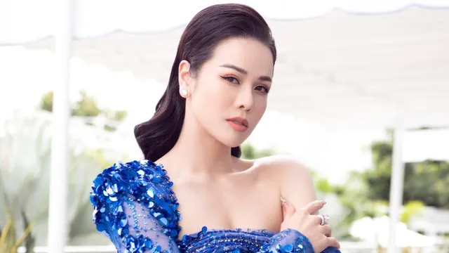 Nhật Kim Anh lên tiếng về lùm xùm Hương Giang chen lấn thảm đỏ