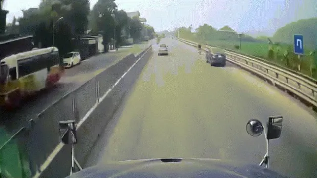 Clip: Xe con sang đường bất thình lình, gây tai nạn liên hoàn