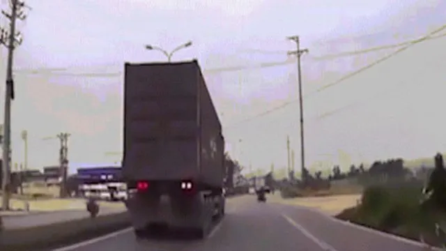 Clip: Pha xử lý đi vào huyền thoại của container tránh xe máy