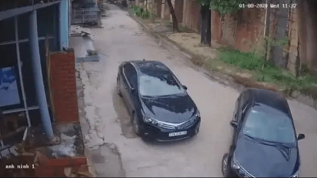 Clip: Pha lùi xe cồng kềnh của nữ tài xế