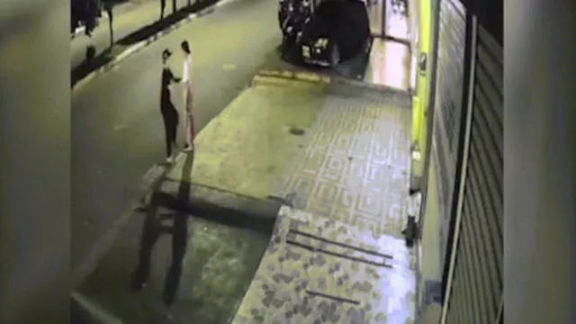CLip: Bán tải lao lên vỉa hè, cặp đôi ôm nhau thoát nạn trong gang tấc