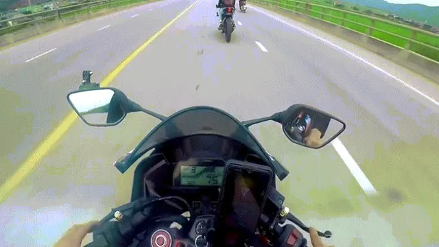 Clip: Mô tô thoát nạn trong gang tấc khi bị Ninja Vision "tạt đầu"
