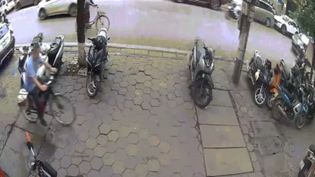 Clip: Nữ tài xế xử lý ấn tượng, tránh va chạm cụ ông đi xe đạp