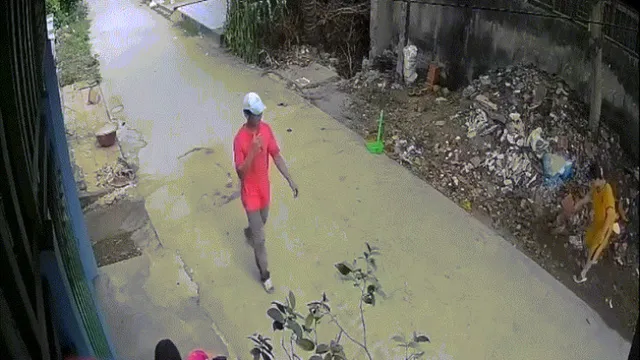 Clip: Hài hước bé gái bắt đền người khác làm đổ xe và cái kết