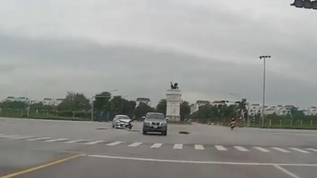 Clip: Hú vía ô tô lao như "tên bắn" gây tai nạn tại ngã tư