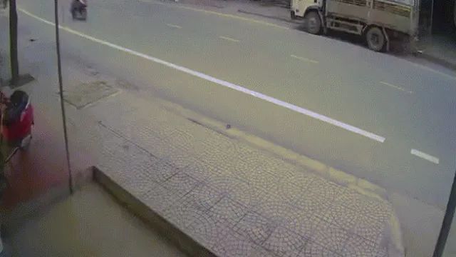 Clip: Thanh niên đèo hai cô gái vượt ẩu gây tai nạn xe đối diện