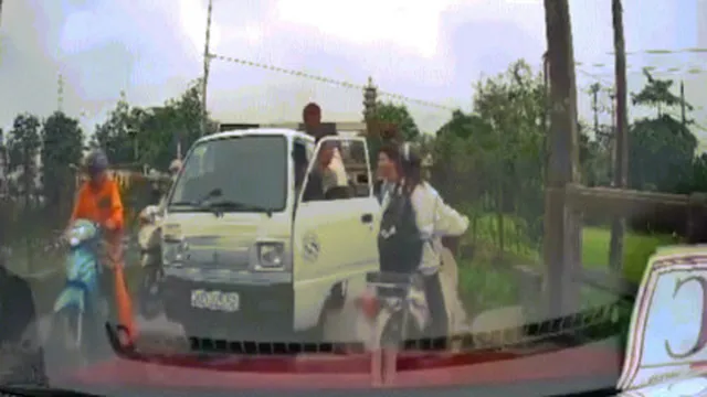 Clip: Nhắc nhở tài xế tránh tắc đường, hai người lao vào ẩu đả