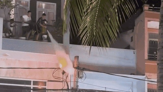 Phát hiện đám cháy ở cây cột điện trước nhà, 3 chàng thanh niên xử lý khôn ngoan nhận cơn mưa lời khen