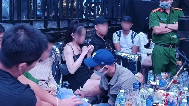 Ập vào quán bar, công an phát hiện cảnh tượng khó tin của hàng chục 'trai xinh gái đẹp'