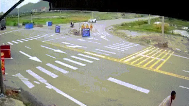 Clip: Hú hồn ô tô tránh xe tải suýt đâm vào người dân bên đường