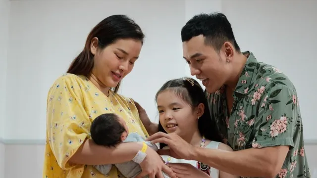 Phương Trinh Jolie khoe khoảnh khắc hạnh phúc sau hạ sinh quý tử, bé Mia ra dáng chị hai