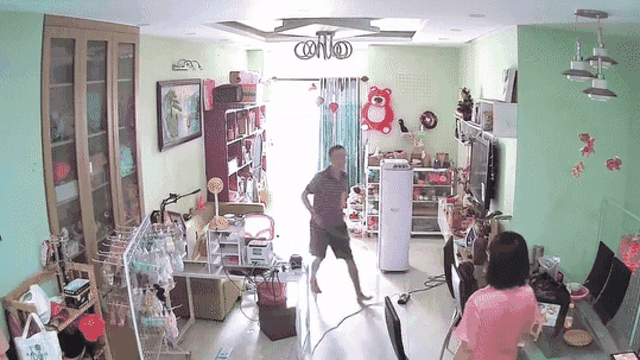 Định ra oai với vợ chợt nhớ ra nhà có camera, ông chồng phản ứng khiến ai cũng bật cười