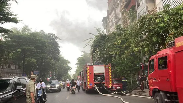 Hà Nội: Cháy lớn căn nhà 4 tầng, 3 người mắc kẹt bên trong