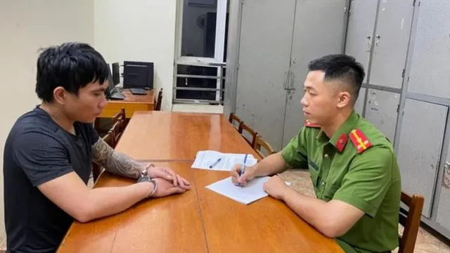 Vờ mượn điện thoại của bé 12 tuổi, người đàn ông sau đó bất ngờ có hành động xấu