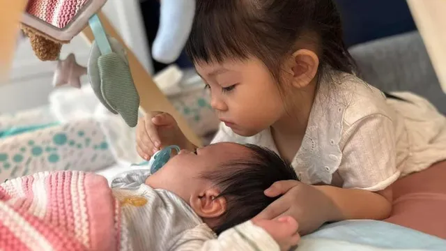 Cười nắc nẻ với cây hài Suchin nhà Cường Đô La, phụ mẹ chăm em nhưng 'nó lạ lắm'