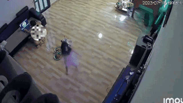 Đến giờ ăn cơm nhưng 'công chúa nhỏ' lại gặp bài nhạc tủ và cái kết... cạn lời