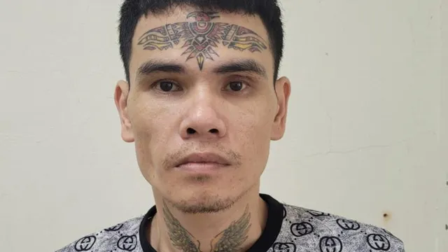 Thanh niên có hình xăm lạ trên mặt và tội lỗi 'tày đình' phía sau