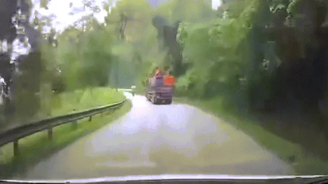 Clip: Ô tô vượt ẩu đường đèo, gây tai nạn liên hoàn