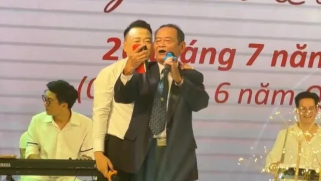 Bố Shark Bình dành tặng món quà đặc biệt cho con dâu Phương Oanh trong lễ ăn hỏi