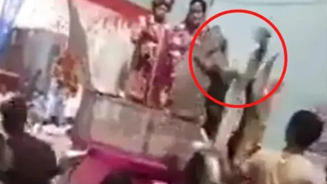 Mẹ chồng lao lên sân khấu, rút dép đánh cô dâu, nguyên nhân gây bất ngờ