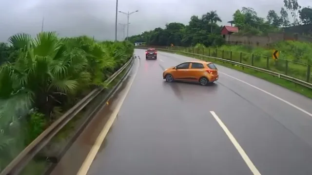Clip: Ô tô đột ngột quay đầu trên cao tốc suýt va chạm xe khác