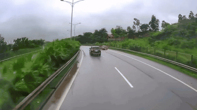 Đột ngột quay xe đi ngược chiều trên cao tốc, tài xế bị 'ném đá' dữ dội