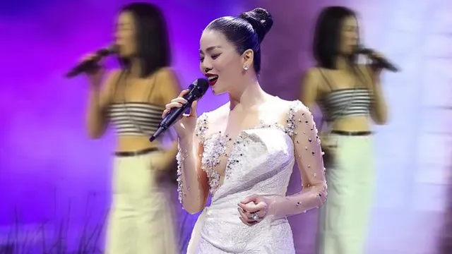 Lệ Quyên diện áo 'bé xíu' tập hát, vóc dáng thật tuổi U50 gây bất ngờ