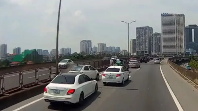 Clip: Xe Mercedes thiếu quan sát húc ô tô bay lên dải phân cách