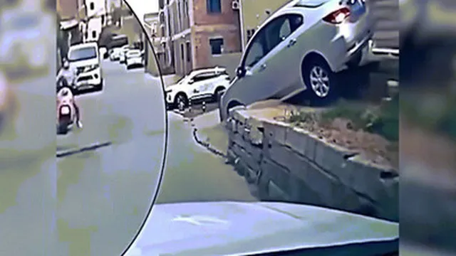 Clip: Pha lùi ô tô khiến cô gái bỏ cả xe máy để... chạy