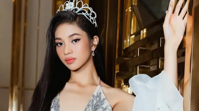 Á hậu Minh Kiên 'cầu cứu' một người ngay tại sự kiện, lý do là gì?