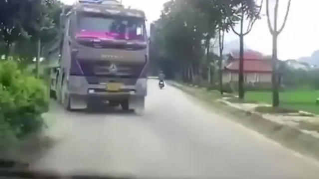 Clip: Hú hồn "xe hổ vồ" xuất hiện bất thình lình đối đầu nhau
