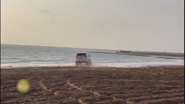 Clip: Fortuner drift trên bãi biển và cái kết lật ngửa