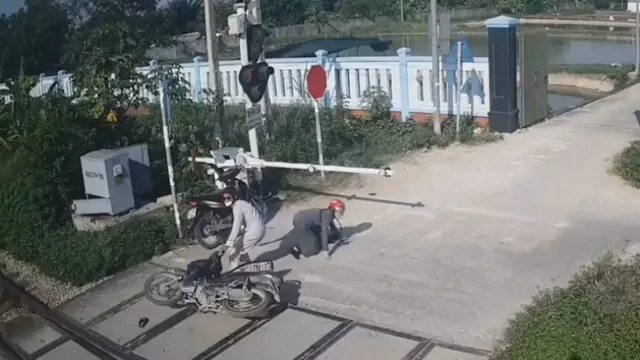 Clip: Ngao ngán xe máy cố vượt rào chắn, suýt bị tàu hỏa đâm