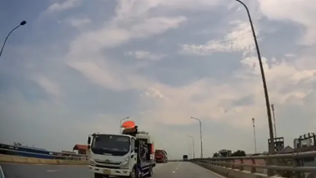 Clip: Thót tim xe tải vượt ẩu lấn làn trên cao tốc