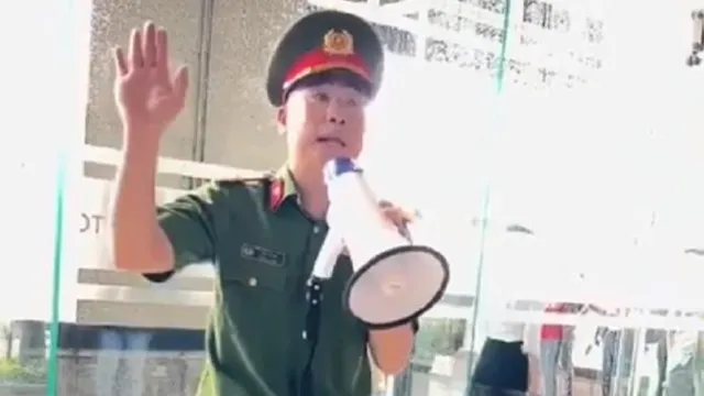 Clip: Anh công an hướng dẫn phòng cháy chữa cháy đầy duyên dáng gây bão mạng