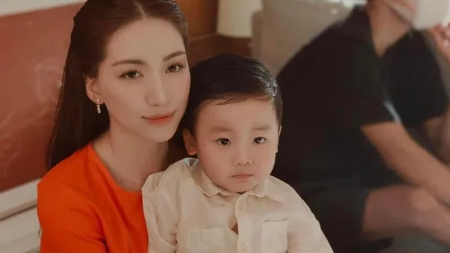 Hòa Minzy xin lỗi quý tử vì không cho con một gia đình trọn vẹn
