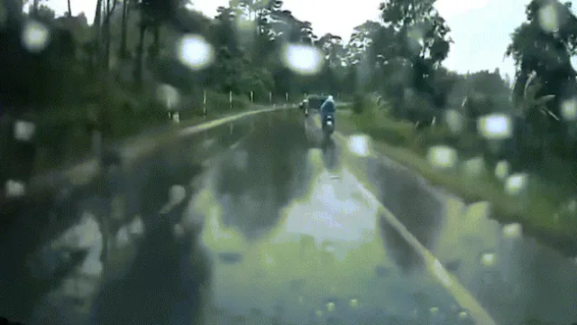 Clip: Xe Transit vào cua tốc độ cao rồi drift trên đường như phim hành động